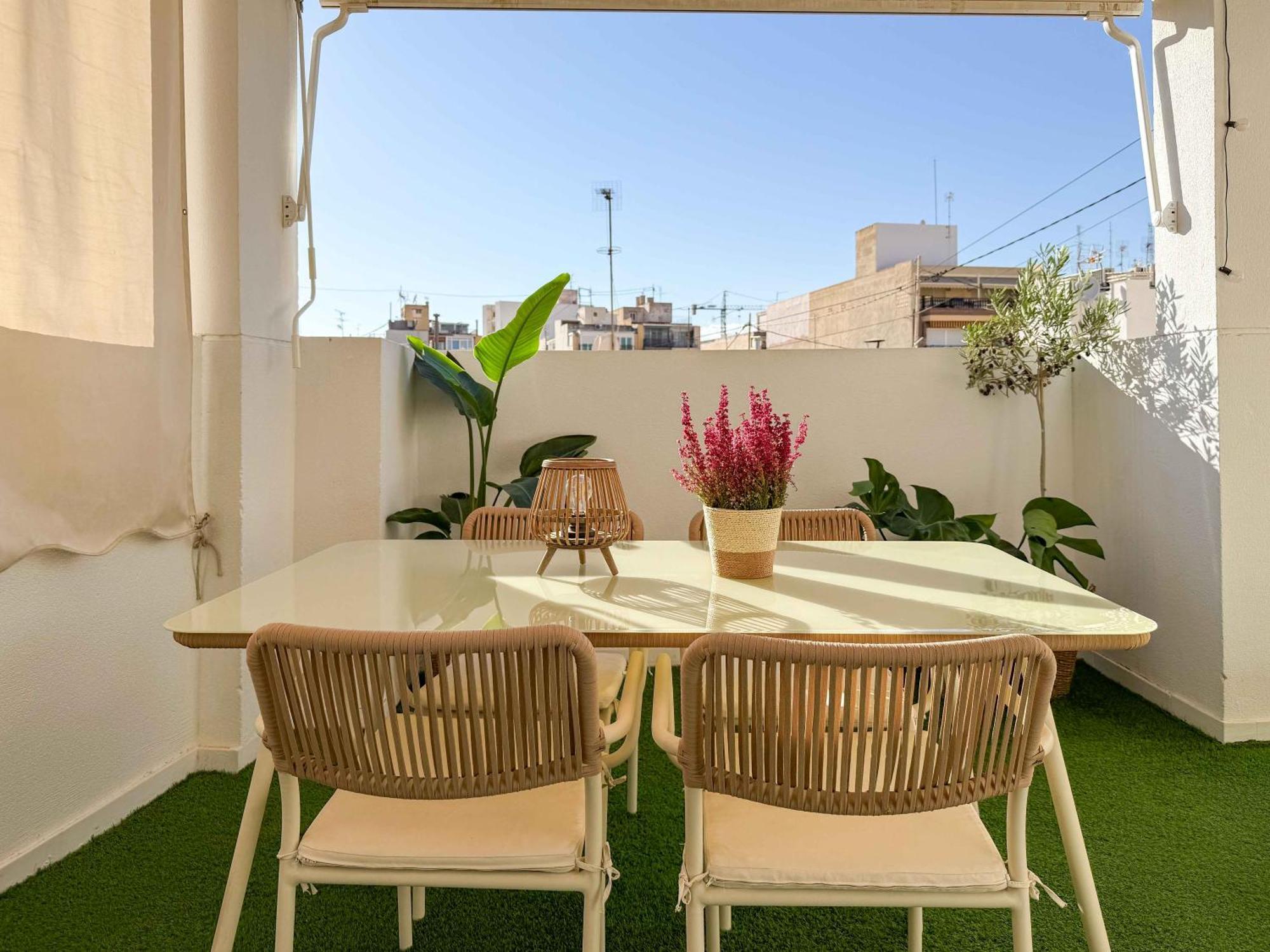 El Atico Del Mercado. Un Lugar Dificil De Olvidar. Alicante Exterior photo